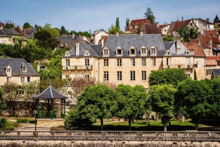 Hôtel Restaurant de Bouilhac Отели рядом с достопримечательностью «E.Leclerc Terrasson Lavilledieu»