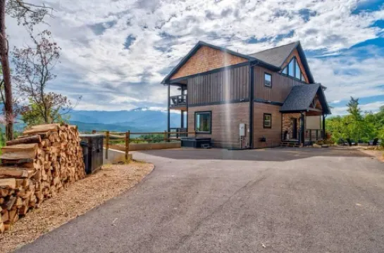 Incredible Mountain Views, 5 King Suites w/Balconies, 3 Fire Pits, Hot Tubs
