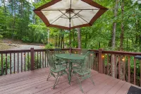Charming Cabin with Hot Tub and Mountain Views - Delightful Retreat