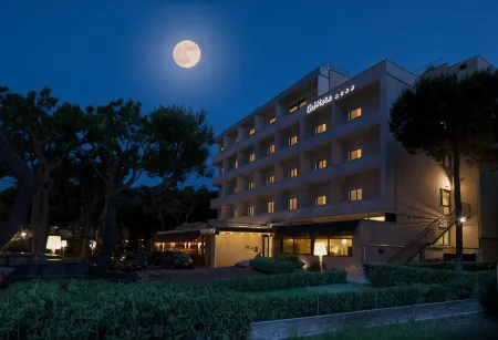 Hotel Cristallo Отели рядом с достопримечательностью «Porto di Giulianova»