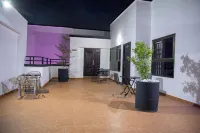 3 Bed Deluxe Apartment - Wifi Parking Aircon Hotels in Kwashieman