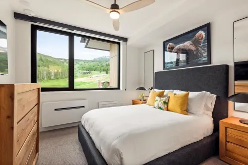 PENTHOUSE - BRAND NEW LUXURY Ski in/Ski out! Pool, Hot Tub, Walk to Restaurants!