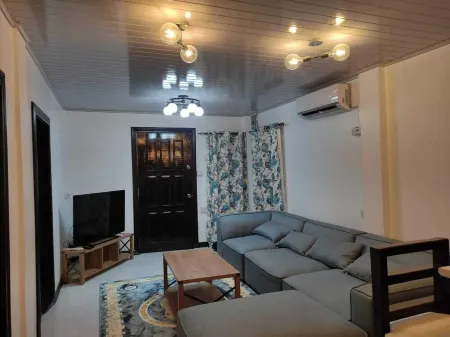 Apartment Luxe Next to Malls Central Location