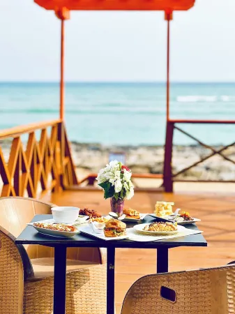 Coconut Pointe Villa & Beach Resort Отели в г. Prampram