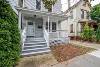 Comfortable Clean Apartment close to all major highways, food and entertainment