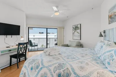 Beach Palms - Right on the Beach W/Great Pool and Brand New Photos with Updates! Hotels near Seaside Seabird Sanctuary