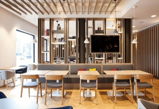 1. 홀리데이 인 익..