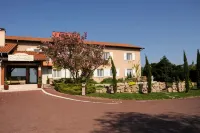 Logis Hotel des Grands Vins فنادق في Saint-Jean-d'Ardieres