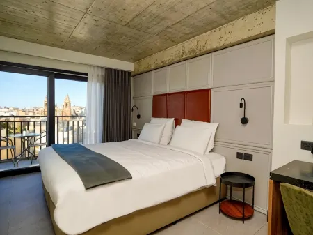 The Londoner Отели рядом с достопримечательностью «Saint Julian's Tower»