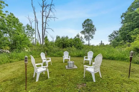 Gorgeous Cottage on Wabasis Lake. Pontoon included & pet friendly!