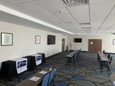 Holiday Inn Express & Suites CHICAGO - HOFFMAN ESTATES by IHG