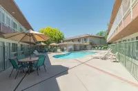 The Oakhurst Inn at Yosemite - Pools