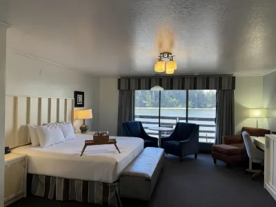 River House Inn, a Baymont by Wyndham فنادق في 