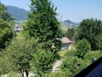 Cozy vacation apartment with large balcony. Mountain view included. فنادق في بفرونتن