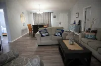 Spacious 4-bedroom home, just minutes from beach! - 자쿠지
