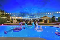The Sky Lounge - Pool