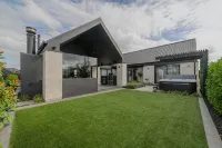 Stylish Home w/ Private Spa, Indoor & Outdoor Fire - Villas