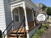 4-Bdrm 3 bath house in Grafton with large patio, WiFi and very walkable. Fun!!! Hotels in Jersey County