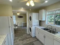 Welcome to “The Seabreeze Lakeside Getaway” in the heart of a true vacation town Hôtels à : Irondequoit