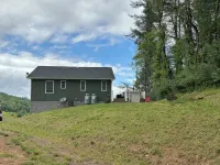 RiverView Cabin 2 Bedroom/1 Bath, Deck w/Hot Tub & Beautiful View/Fire Pit/Grill