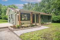 Carters Creek Cottage just minutes away from Franklin, Leipers Fork, South Hall.