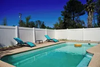 Relax & Refresh Family Pool House w/ BBQ - Homestays