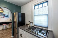 Charming, modern, 2nd floor home-away-from-home