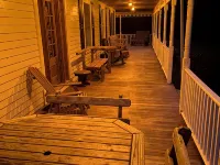 Spacious 5-bedroom farmhouse in delightful Kenoza Lake with WiFi, AC, Hotels in Delaware
