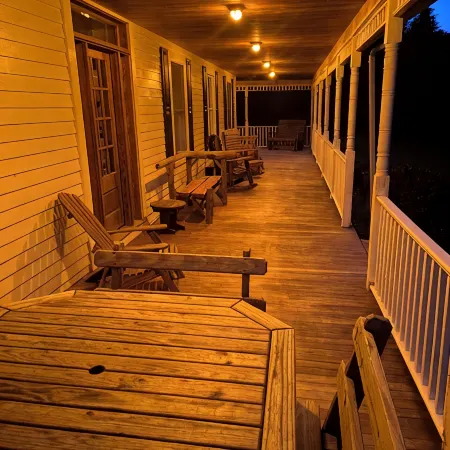 Spacious 5-bedroom farmhouse in delightful Kenoza Lake with WiFi, AC,