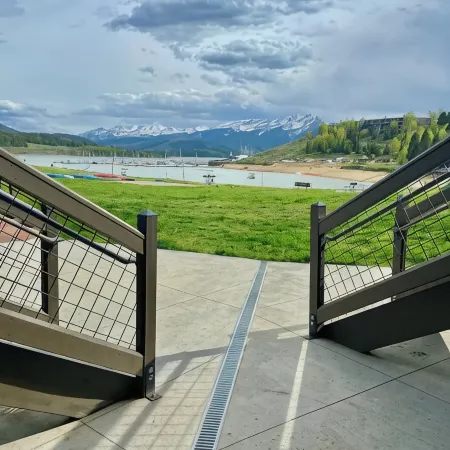 Stylish Mountain Condo w/Fireplace on Lake Dillon