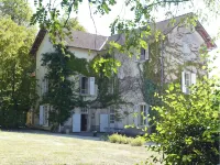 Ancien Pavillon de Chasse Situé Dans une Campagne Paisible . - Pool