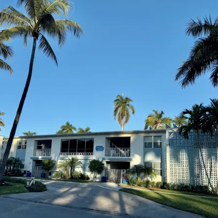 Walk to Waves & Shops! Charming 2-Bedroom Beach Condo