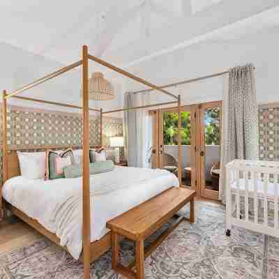 Bright 3-bedroom townhouse, w/ocean views roof deck, AC, walk to everything! Rooms