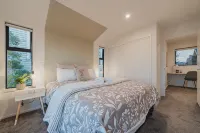 Misty Meadows Manor - Your Urban Oasis - Villas