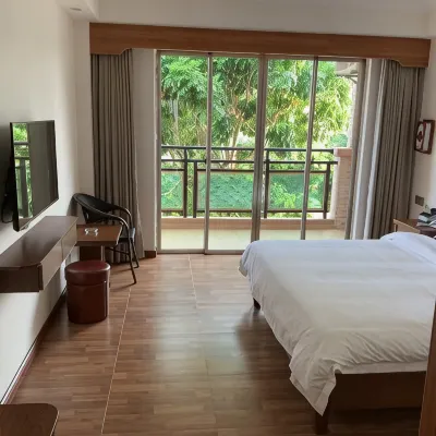 Xingxing Huaqiao Hotel Hotels near Desabali