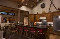 Teton Mountain Lodge and Spa, a Noble House Resort - bar