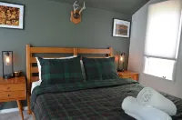 Hillside Retreat: Cozy Getaway Near the Peaks - Homestays