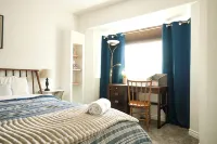 Family home, fully fenced yard with covered deck. Walk to trails and parks. - 3 ดาว