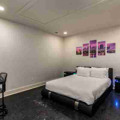 Spacious Downtown Retreat with Rooftop Terrace! Rooms