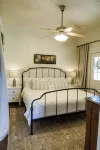 Dixie’s Cottage @ Muletown Farm• Fishing Pond • Fire Pit • Horse • Sunset Views - 4-Star