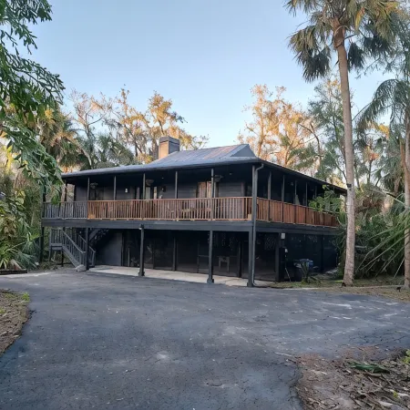Alafia River Waterfront Tranquil Cabin Отели в г. Ривервью