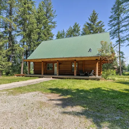 Peaceful updated cabin with outdoor space near Whitefish