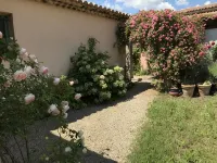 Authentic provencal country house w/ private pool in walking distance to market 科蒂尼亞克住宿飯店