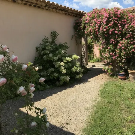 Authentic provencal country house w/ private pool in walking distance to market