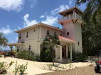 Walk to Village Beach Front Modern Home with Pool and Privacy - สระว่ายน้ำส่วนตัว