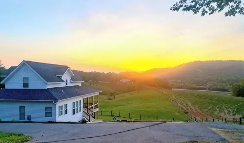Mountain Views & Tranquil Surroundings.  Hot Tub! - Mountain view