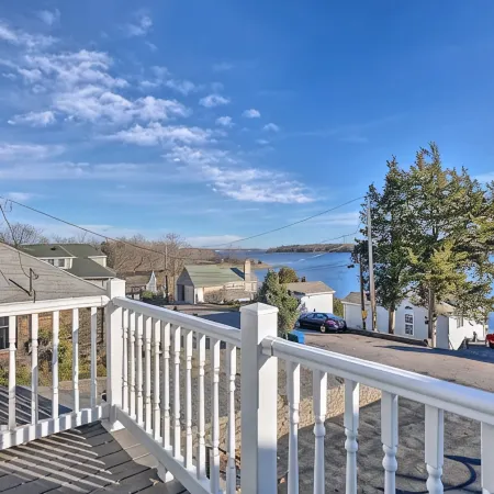 Rhode Island Haven: Walk to Greenwich Bay! Отели в г. Уорик