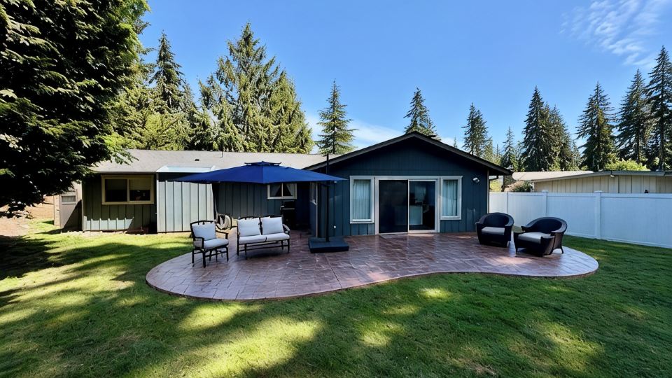 Careys Refuge - Family Retreat with Huge Fenced Yard