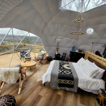 RIVER VIEW Cliff Dome Glamping @ White River, minutes to fishing, hikes!