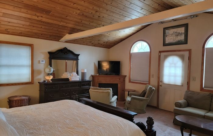 Seneca Riverfront Spa! Hot Tub, Pool + Sauna! Pontoon Boat and Canoe Available!